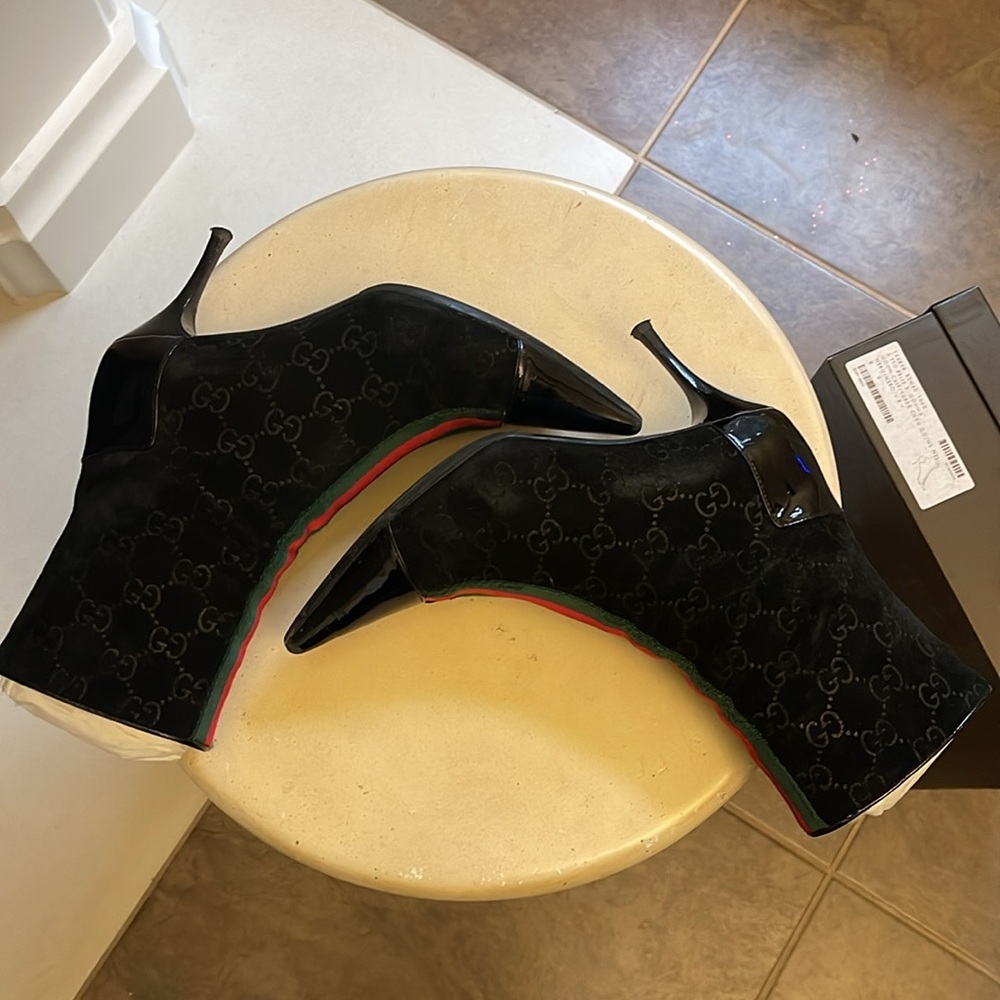 Gucci Black Suede Pointed Toe Ankle Boots with Red & Green Stripe - Picture 12 of 12